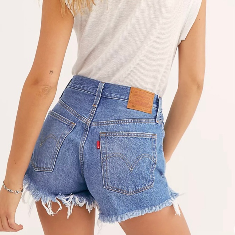 ✨HP✨ NWT Levi’s 501 Mid-Rise Shorts Size 32